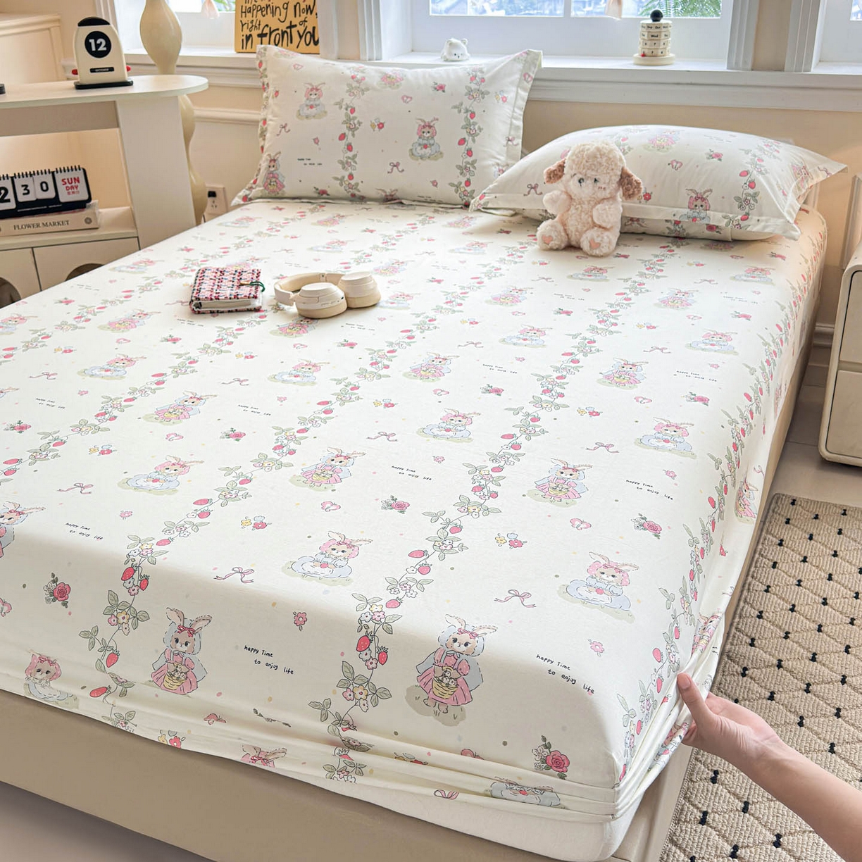 91家纺网 家纺一手货源 找家纺 涵宸家纺 2026新款亲肤舒适全棉印花单床笠-68系列 总 床笠-草莓小兔