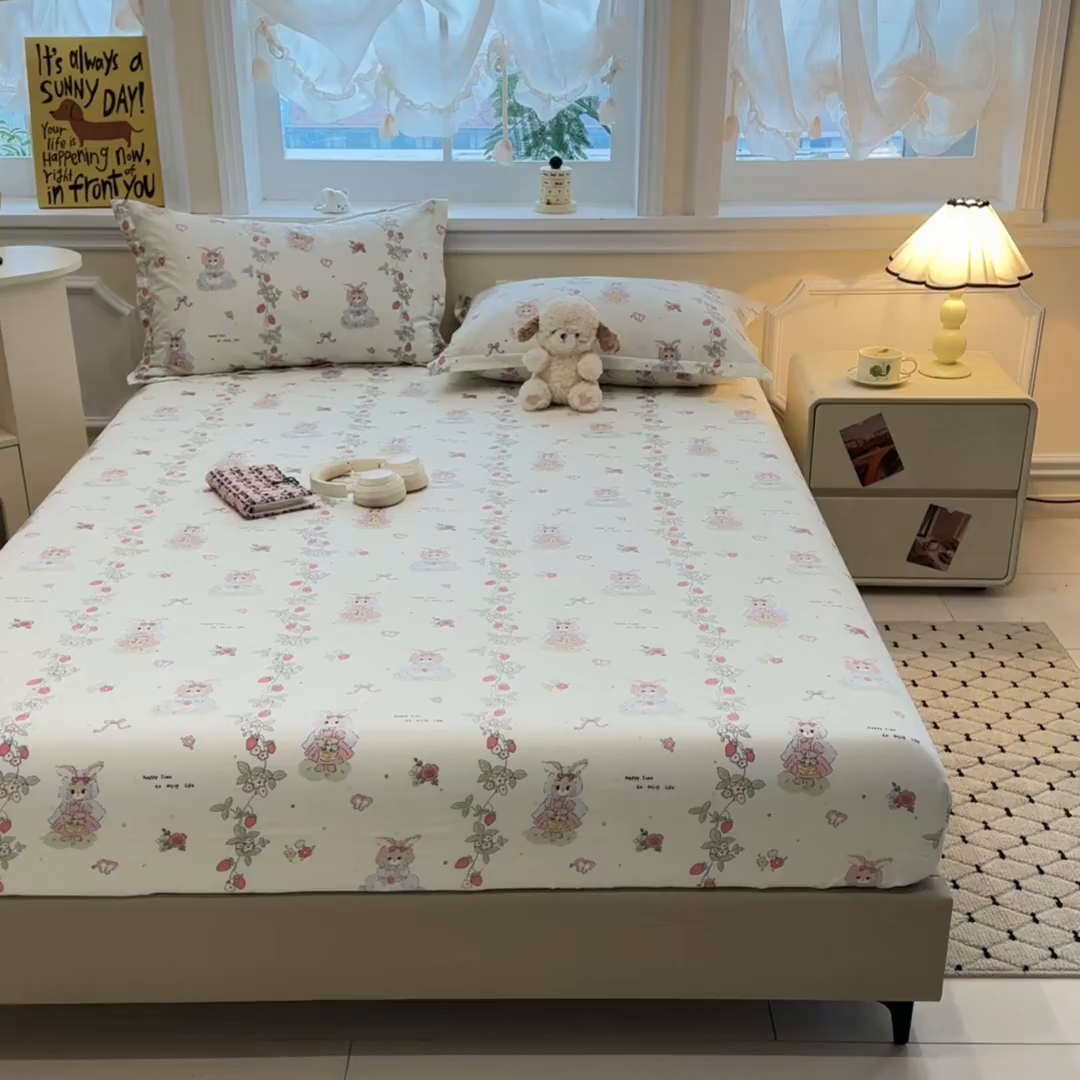 91家纺网 家纺一手货源 找家纺 涵宸家纺 2026新款亲肤舒适全棉印花单床笠-68系列 总 床笠-草莓小兔