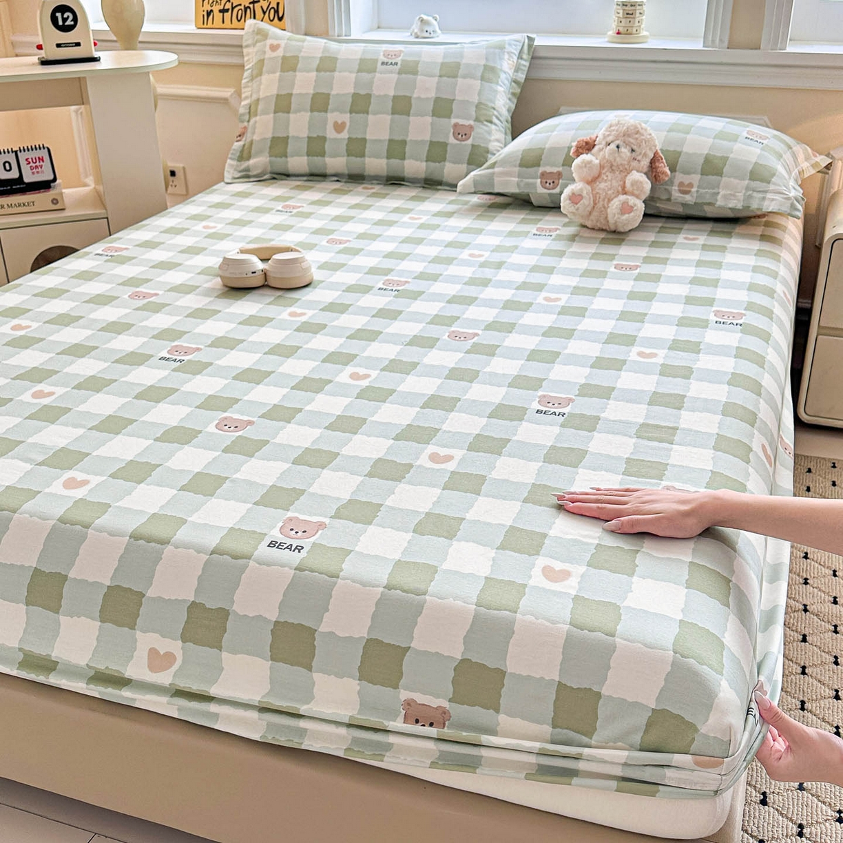 91家纺网 家纺一手货源 找家纺 涵宸家纺 2026新款亲肤舒适全棉印花单床笠-68系列 总 床笠-格子小熊