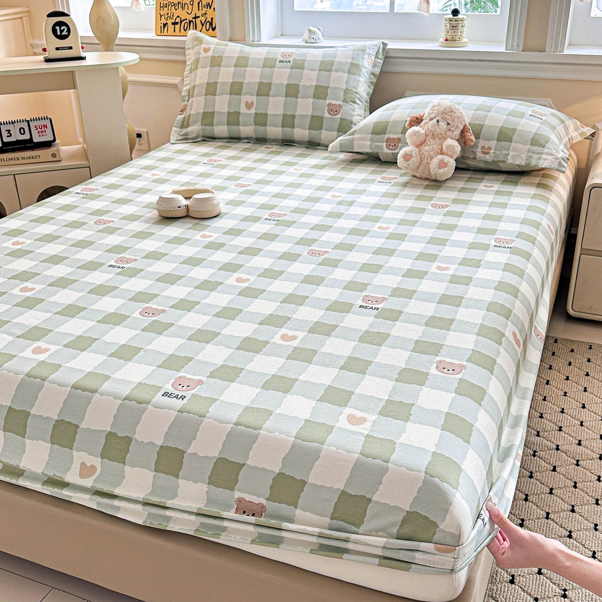 91家纺网 家纺一手货源 找家纺 涵宸家纺 2026新款亲肤舒适全棉印花单床笠-68系列 总 床笠-格子小熊