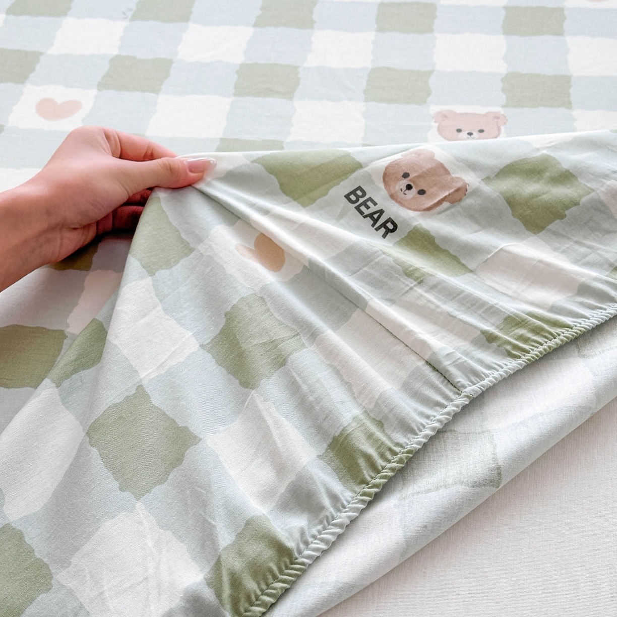 91家纺网 家纺一手货源 找家纺 涵宸家纺 2026新款亲肤舒适全棉印花单床笠-68系列 总 床笠-格子小熊