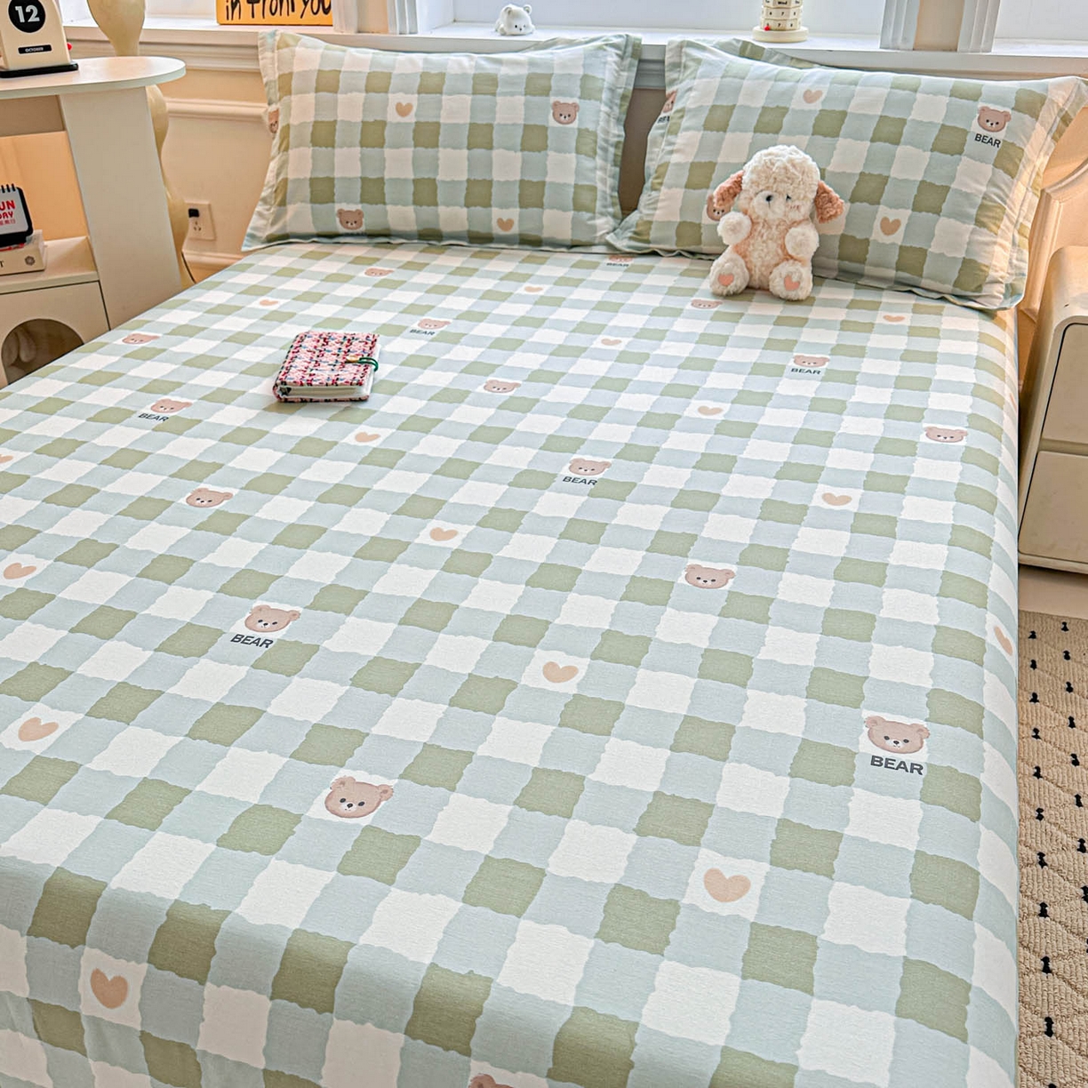 91家纺网 家纺一手货源 找家纺 涵宸家纺 2026新款亲肤舒适全棉印花单床单-68系列 总 床单-格子小熊