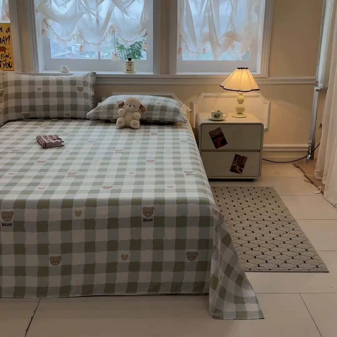 91家纺网 家纺一手货源 找家纺 涵宸家纺 2026新款亲肤舒适全棉印花单床单-68系列 总 床单-格子小熊