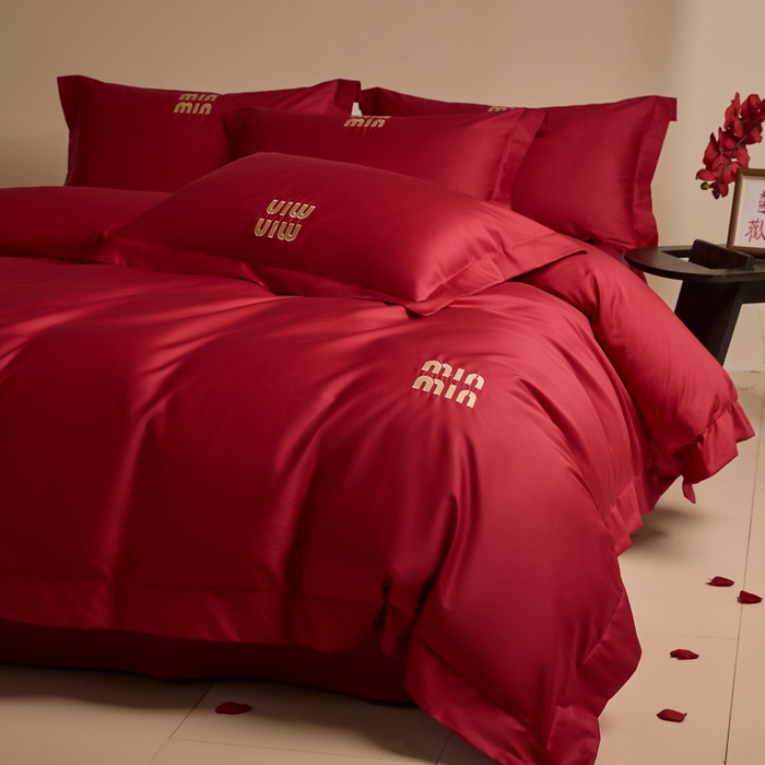 91家纺网 家纺一手货源 找家纺 （总）苏源家居 2026 新款简单婚庆大红小logo刺绣结婚四件套