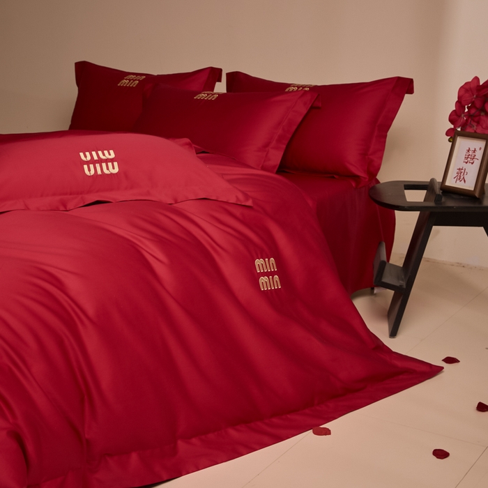 91家纺网 家纺一手货源 找家纺 （总）苏源家居 2026 新款简单婚庆大红小logo刺绣结婚四件套