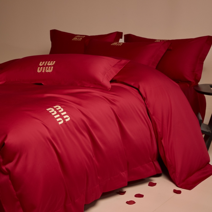 91家纺网 家纺一手货源 找家纺 （总）苏源家居 2026 新款简单婚庆大红小logo刺绣结婚四件套