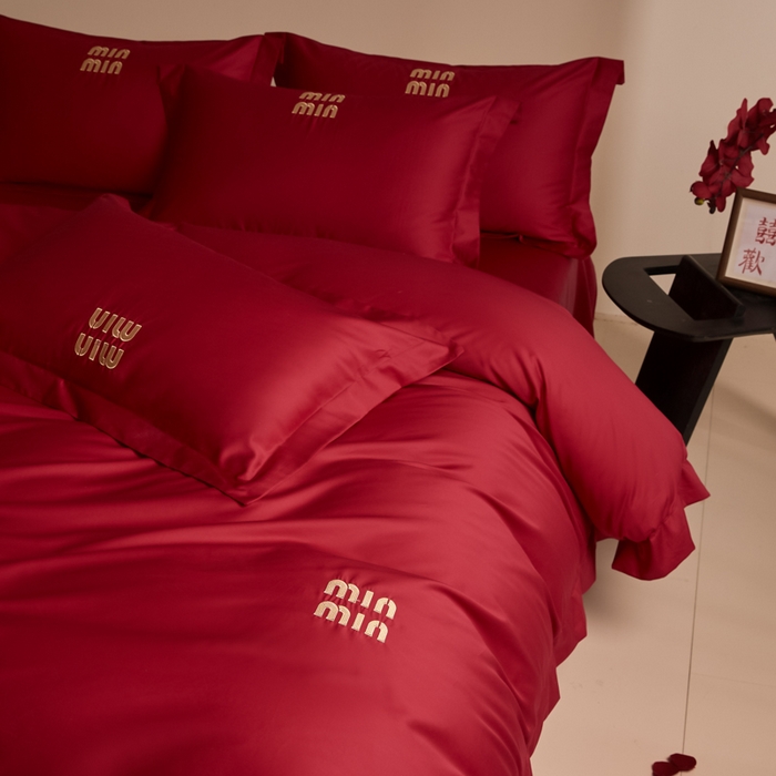 91家纺网 家纺一手货源 找家纺 （总）苏源家居 2026 新款简单婚庆大红小logo刺绣结婚四件套