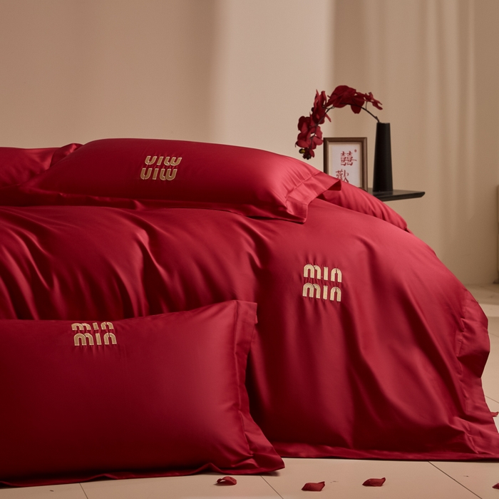 91家纺网 家纺一手货源 找家纺 （总）苏源家居 2026 新款简单婚庆大红小logo刺绣结婚四件套