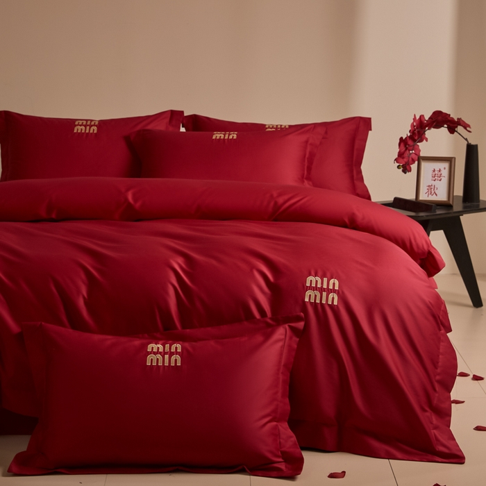 91家纺网 家纺一手货源 找家纺 （总）苏源家居 2026 新款简单婚庆大红小logo刺绣结婚四件套