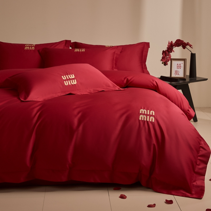 91家纺网 家纺一手货源 找家纺 （总）苏源家居 2026 新款简单婚庆大红小logo刺绣结婚四件套