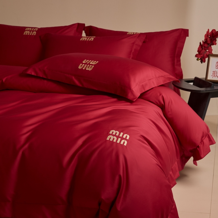 91家纺网 家纺一手货源 找家纺 （总）苏源家居 2026 新款简单婚庆大红小logo刺绣结婚四件套