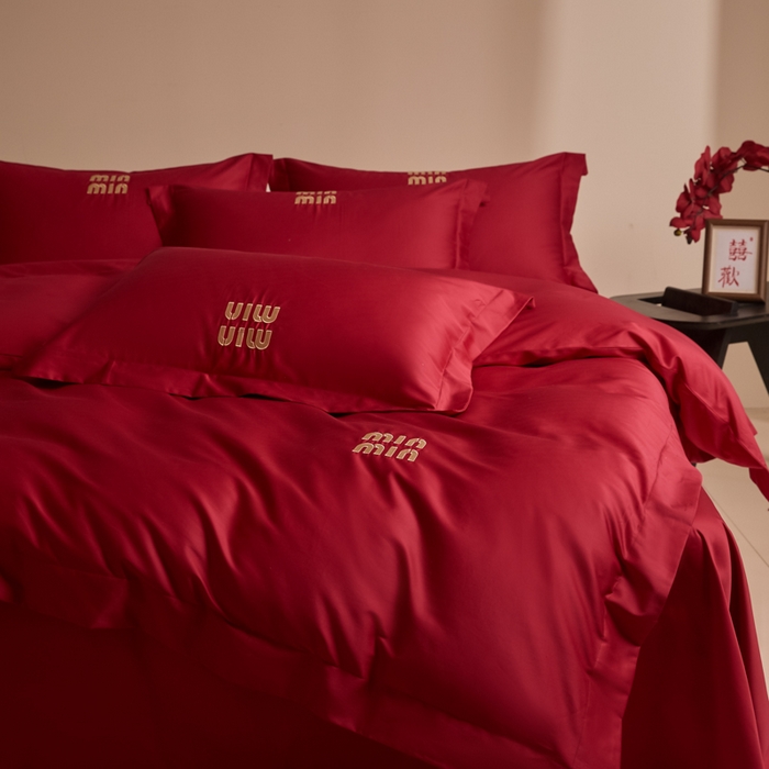 91家纺网 家纺一手货源 找家纺 （总）苏源家居 2026 新款简单婚庆大红小logo刺绣结婚四件套