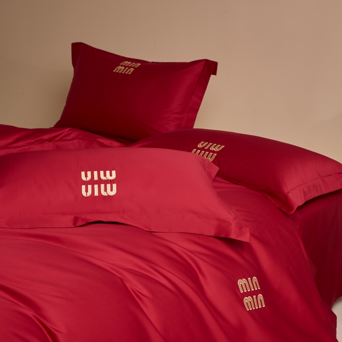 91家纺网 家纺一手货源 找家纺 （总）苏源家居 2026 新款简单婚庆大红小logo刺绣结婚四件套