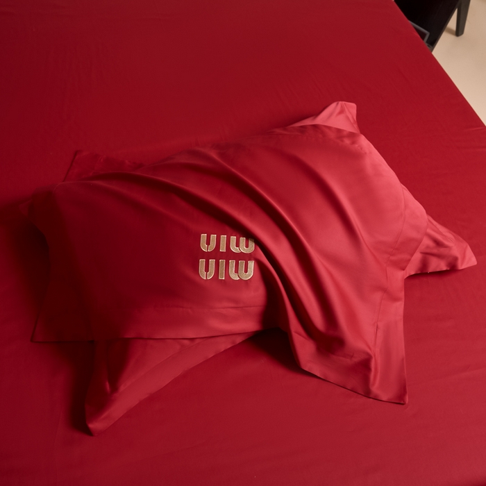 91家纺网 家纺一手货源 找家纺 （总）苏源家居 2026 新款简单婚庆大红小logo刺绣结婚四件套