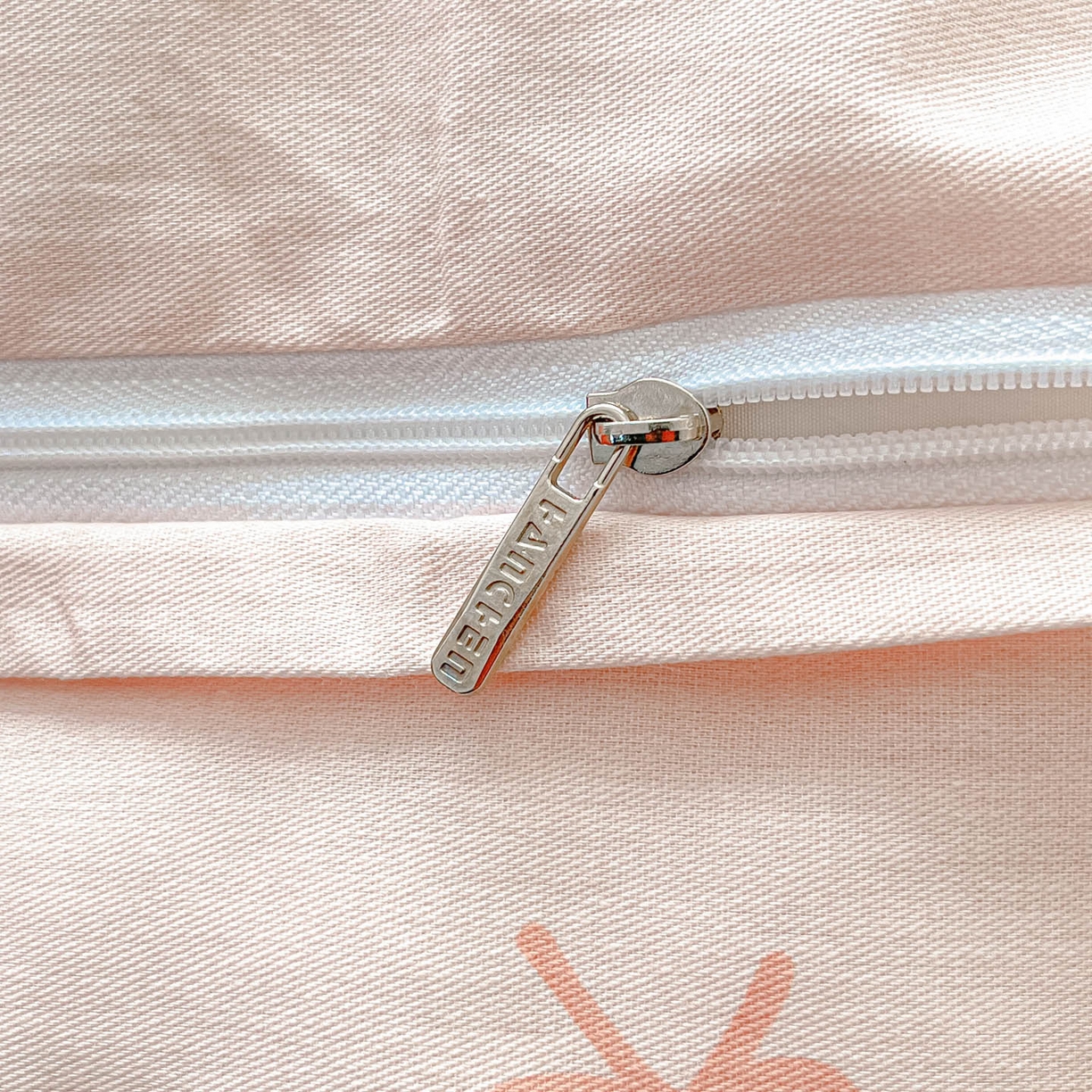 91家纺网 家纺一手货源 找家纺 涵宸家纺 2025新款亲肤舒适全棉印花四件套-68系列 总 A蛋糕小熊