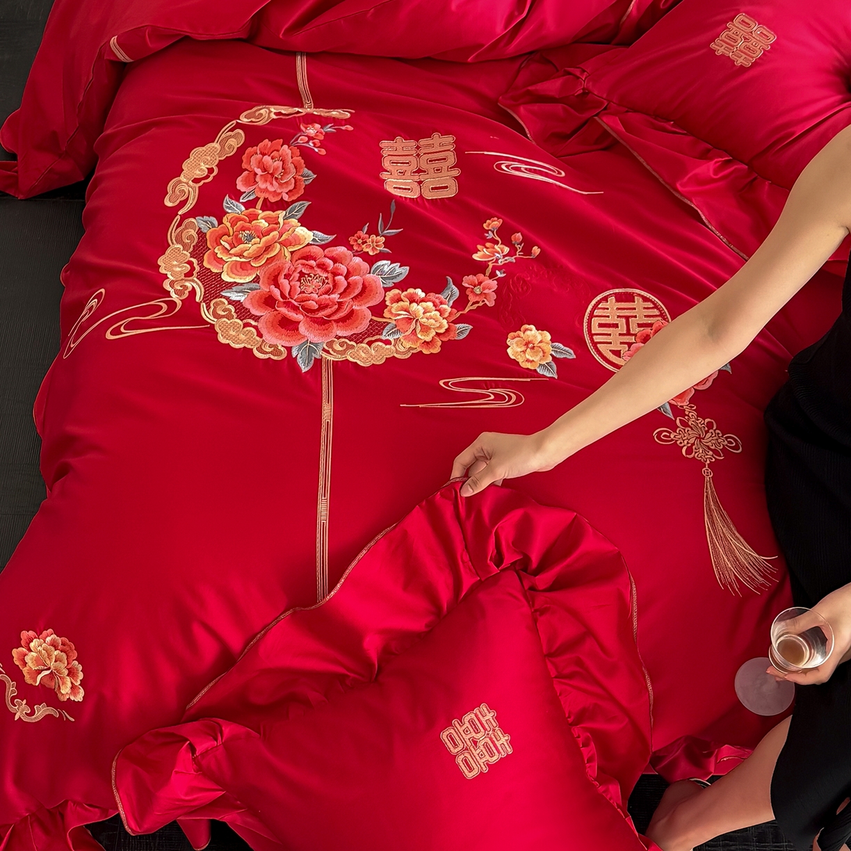 91家纺网 家纺一手货源 找家纺 （总）多乐娜 2026新款100s长绒棉纯棉百万针高精密刺绣婚庆四件套-囍悦传承 会员-20，控价：429/449元起（券后最低！）请勿低价销售！