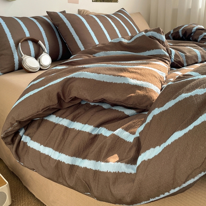 91家纺网 家纺一手货源 找家纺 海岛哥哥 2026新款双层纱格条系列四件套 奶油蓝棕条