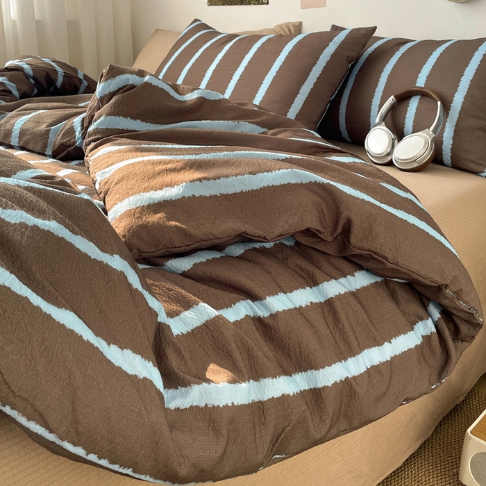 91家纺网 家纺一手货源 找家纺 海岛哥哥 2026新款双层纱格条系列四件套 奶油蓝棕条