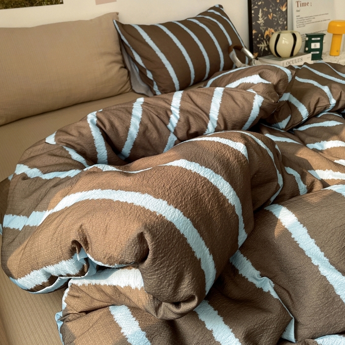 91家纺网 家纺一手货源 找家纺 海岛哥哥 2026新款双层纱格条系列四件套 奶油蓝棕条