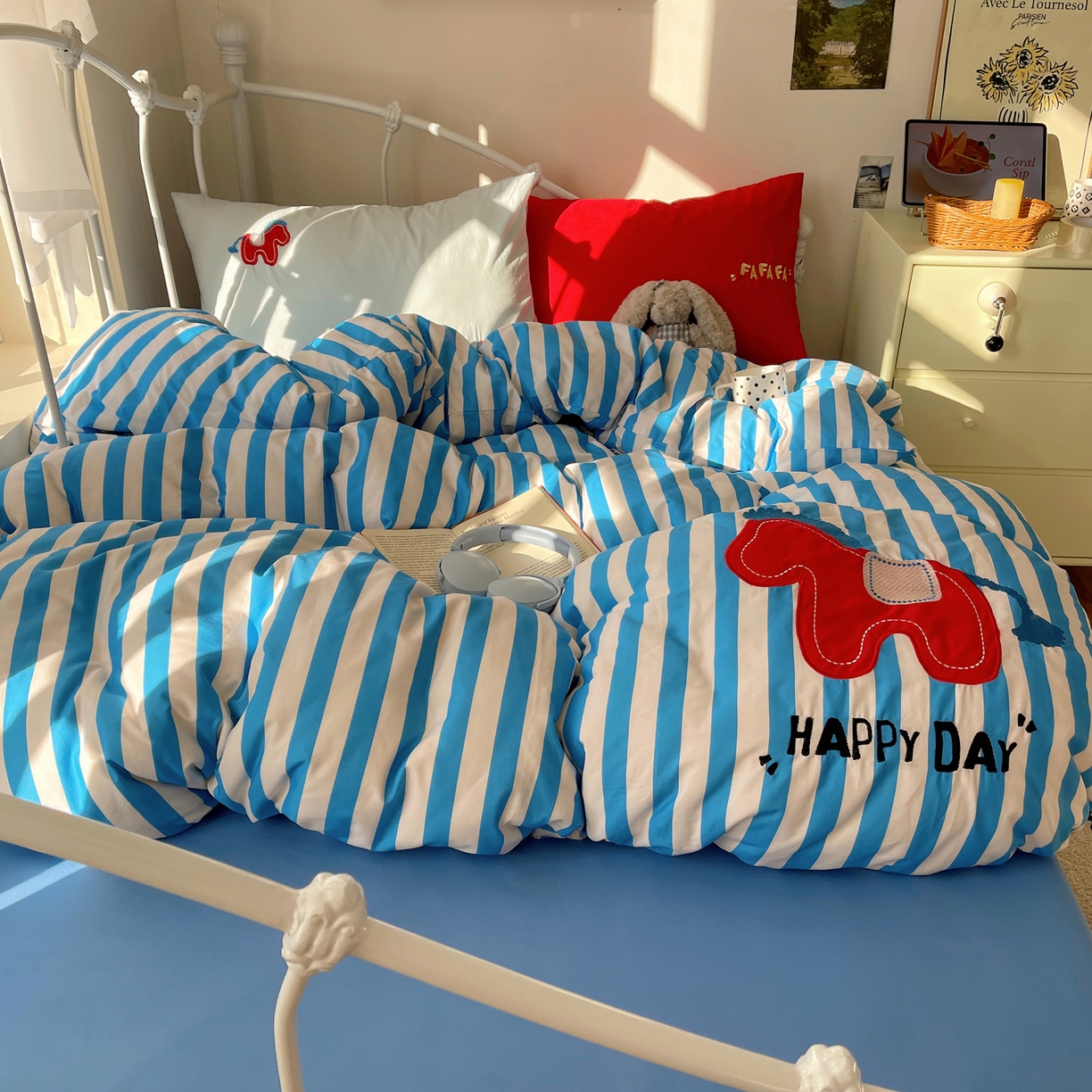 91家纺网 家纺一手货源 找家纺  轻奢坊 2026新年款水洗棉贴布绣四件套-旺福 发财马蓝条