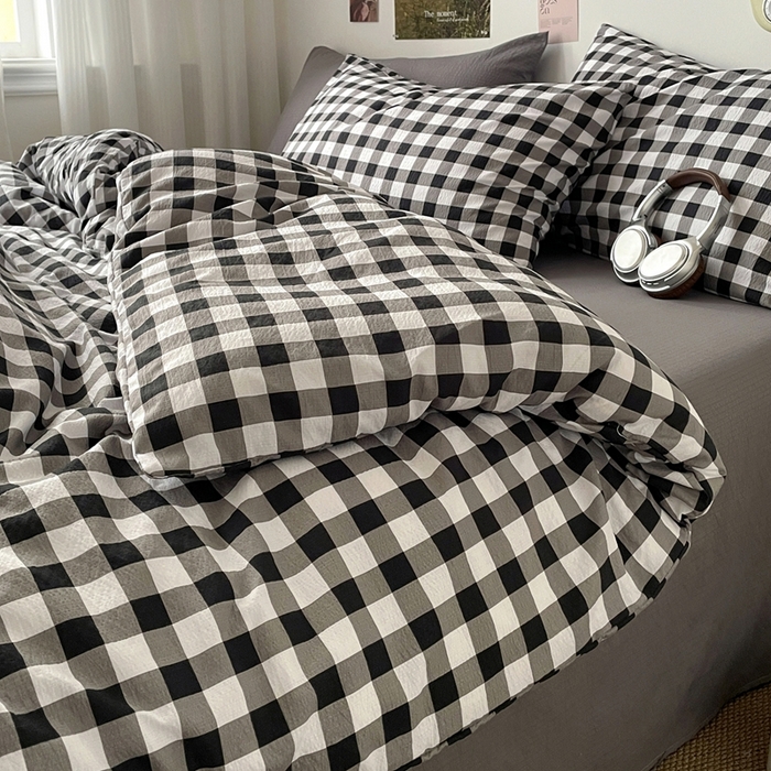 91家纺网 家纺一手货源 找家纺 港岛妹妹 2026新款双层纱格条系列四件套 奶油黑格