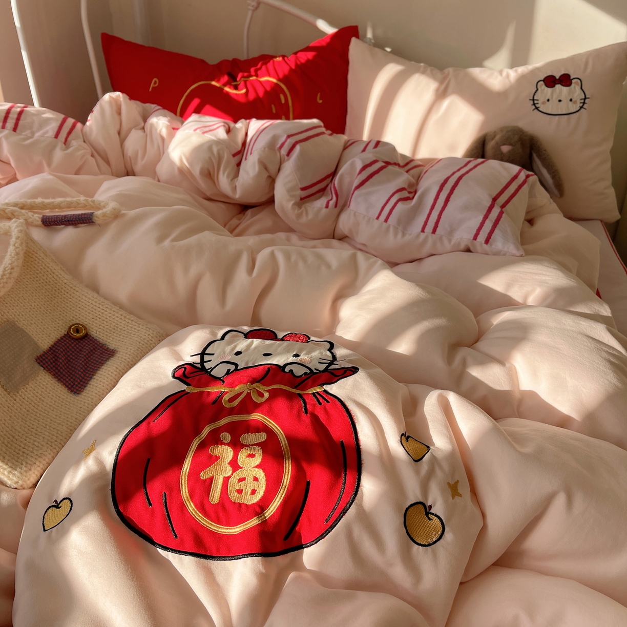 91家纺网 家纺一手货源 找家纺  轻奢坊 2026新年款水洗棉贴布绣四件套-旺福 福袋猫粉