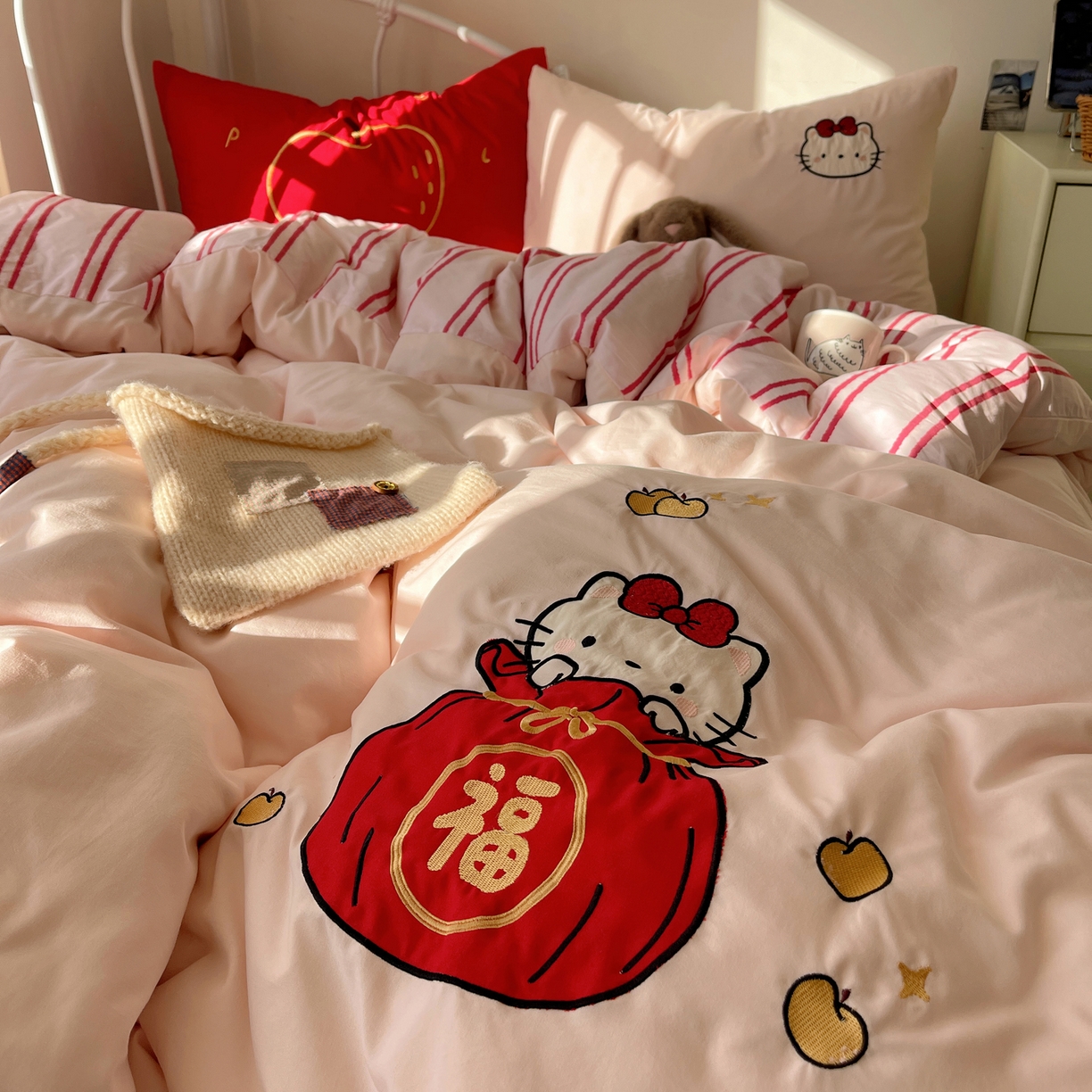 91家纺网 家纺一手货源 找家纺  轻奢坊 2026新年款水洗棉贴布绣四件套-旺福 福袋猫粉