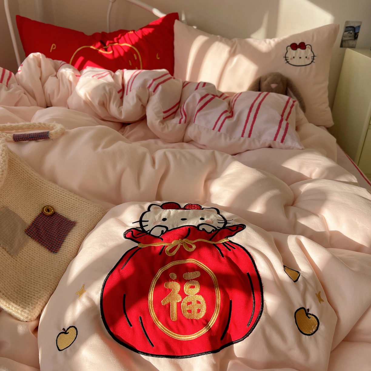 91家纺网 家纺一手货源 找家纺  轻奢坊 2026新年款水洗棉贴布绣四件套-旺福 福袋猫粉