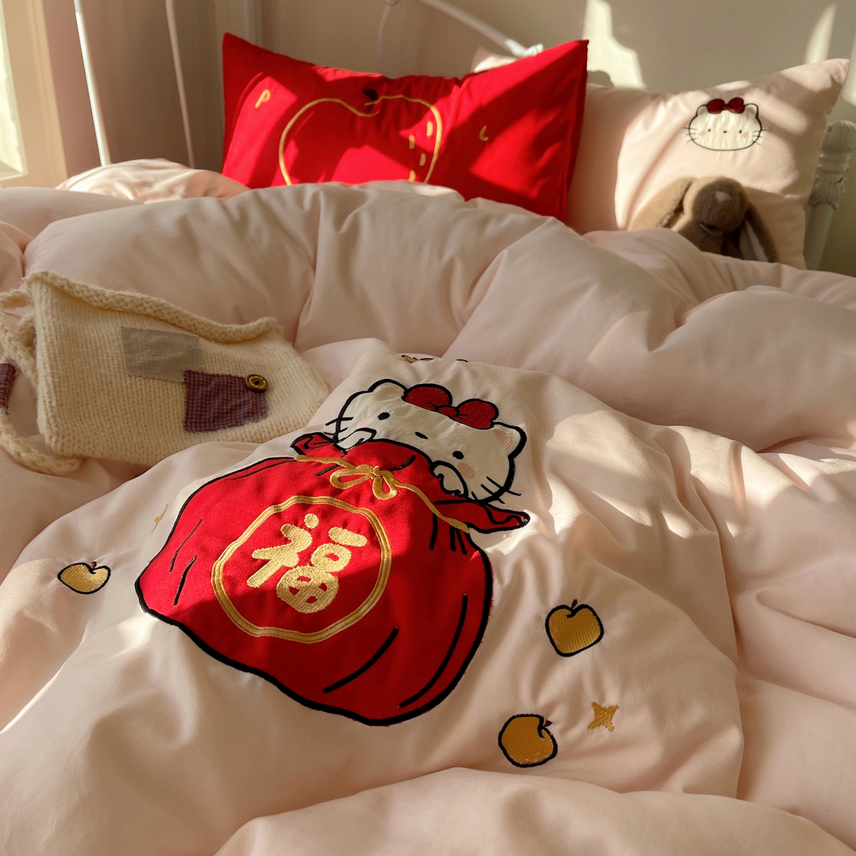 91家纺网 家纺一手货源 找家纺  轻奢坊 2026新年款水洗棉贴布绣四件套-旺福 福袋猫粉