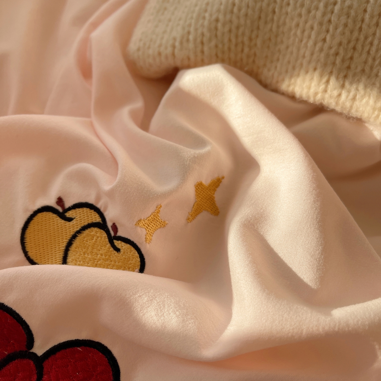 91家纺网 家纺一手货源 找家纺  轻奢坊 2026新年款水洗棉贴布绣四件套-旺福 福袋猫粉