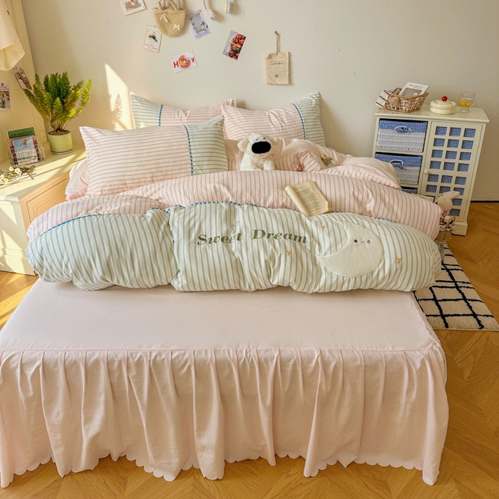 91家纺网 家纺一手货源 找家纺 贝凯瑞 2026款仿棉木棉水洗棉绣花ins小清新床裙床单款四件套-星月语 星月语-蜜桃青提