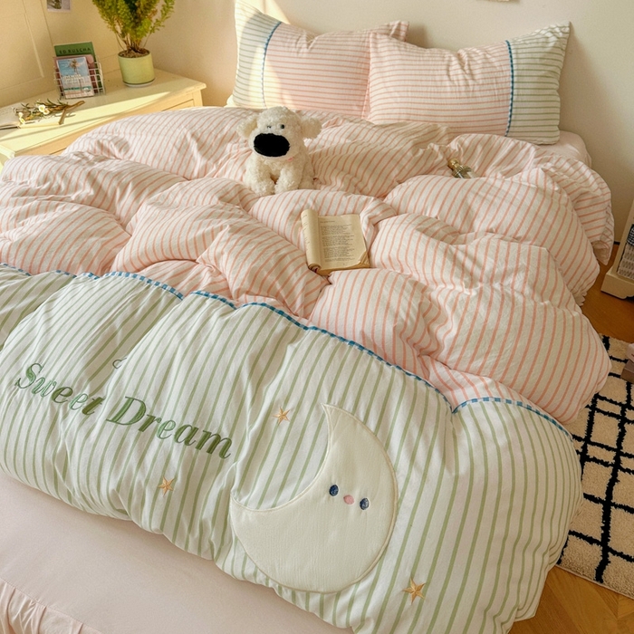 91家纺网 家纺一手货源 找家纺 贝凯瑞 2026款仿棉木棉水洗棉绣花ins小清新床裙床单款四件套-星月语 星月语-蜜桃青提