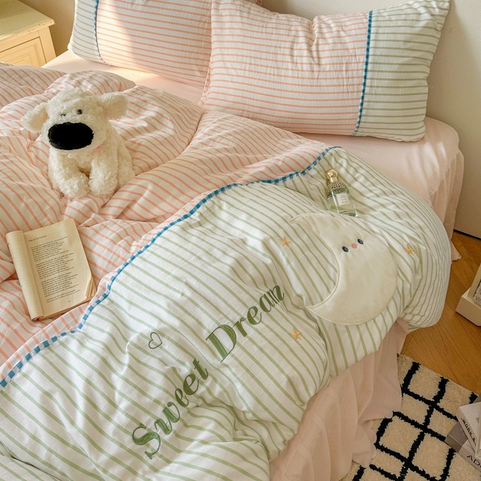 91家纺网 家纺一手货源 找家纺 贝凯瑞 2026款仿棉木棉水洗棉绣花ins小清新床裙床单款四件套-星月语 星月语-蜜桃青提