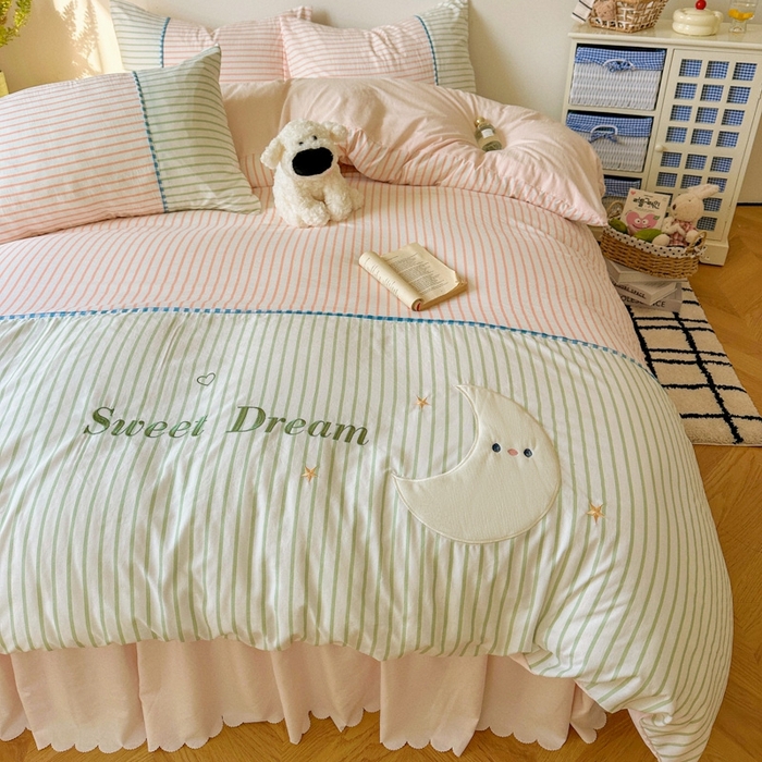 91家纺网 家纺一手货源 找家纺 贝凯瑞 2026款仿棉木棉水洗棉绣花ins小清新床裙床单款四件套-星月语 星月语-蜜桃青提