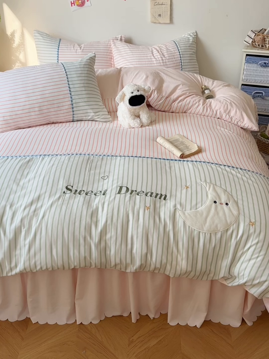 91家纺网 家纺一手货源 找家纺 贝凯瑞 2026款仿棉木棉水洗棉绣花ins小清新床裙床单款四件套-星月语 星月语-蜜桃青提