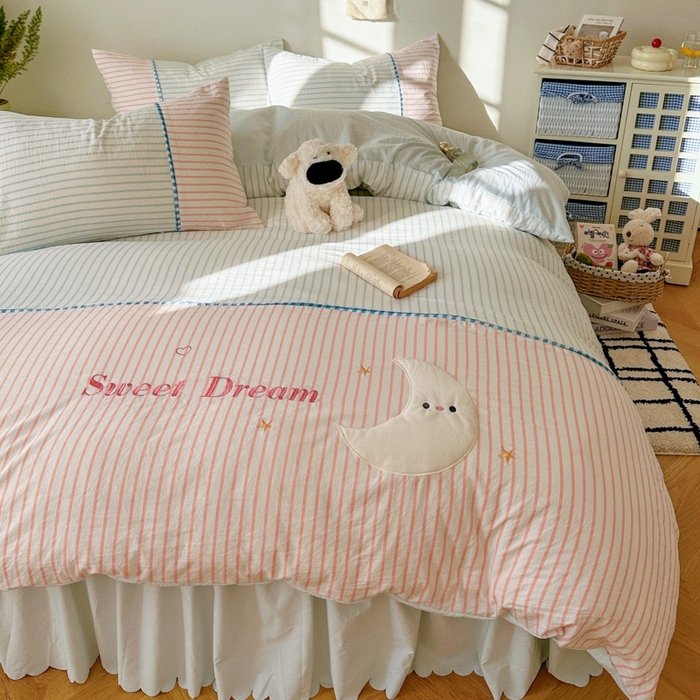 91家纺网 家纺一手货源 找家纺 贝凯瑞 2026款仿棉木棉水洗棉绣花ins小清新床裙床单款四件套-星月语 星月语-雾粉冰蓝