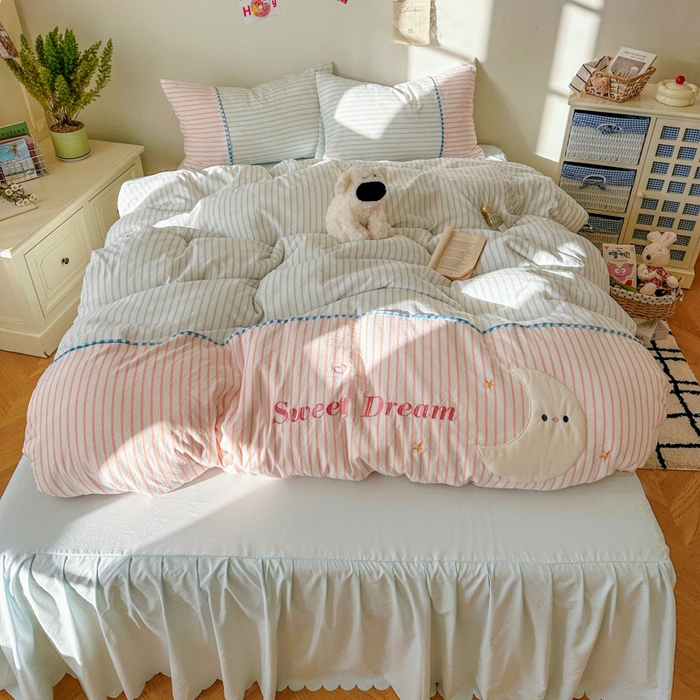 91家纺网 家纺一手货源 找家纺 贝凯瑞 2026款仿棉木棉水洗棉绣花ins小清新床裙床单款四件套-星月语 星月语-雾粉冰蓝