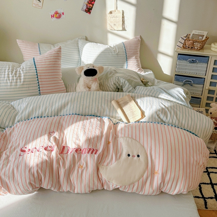 91家纺网 家纺一手货源 找家纺 贝凯瑞 2026款仿棉木棉水洗棉绣花ins小清新床裙床单款四件套-星月语 星月语-雾粉冰蓝