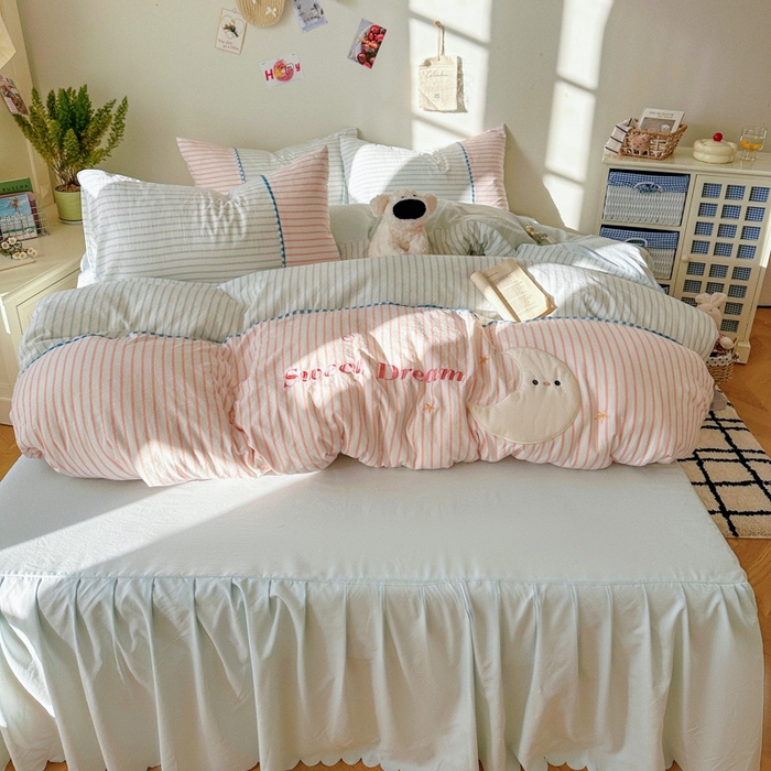 91家纺网 家纺一手货源 找家纺 贝凯瑞 2026款仿棉木棉水洗棉绣花ins小清新床裙床单款四件套-星月语 星月语-雾粉冰蓝