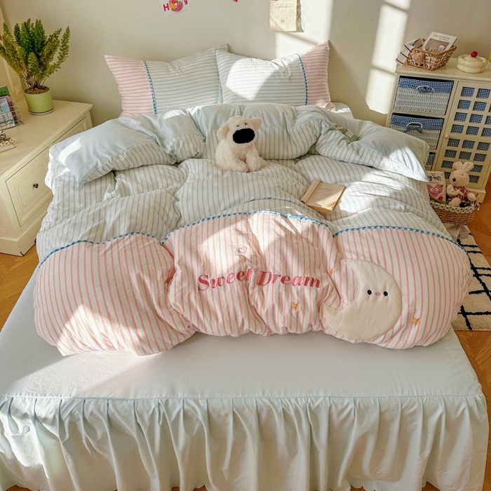 91家纺网 家纺一手货源 找家纺 贝凯瑞 2026款仿棉木棉水洗棉绣花ins小清新床裙床单款四件套-星月语 星月语-雾粉冰蓝