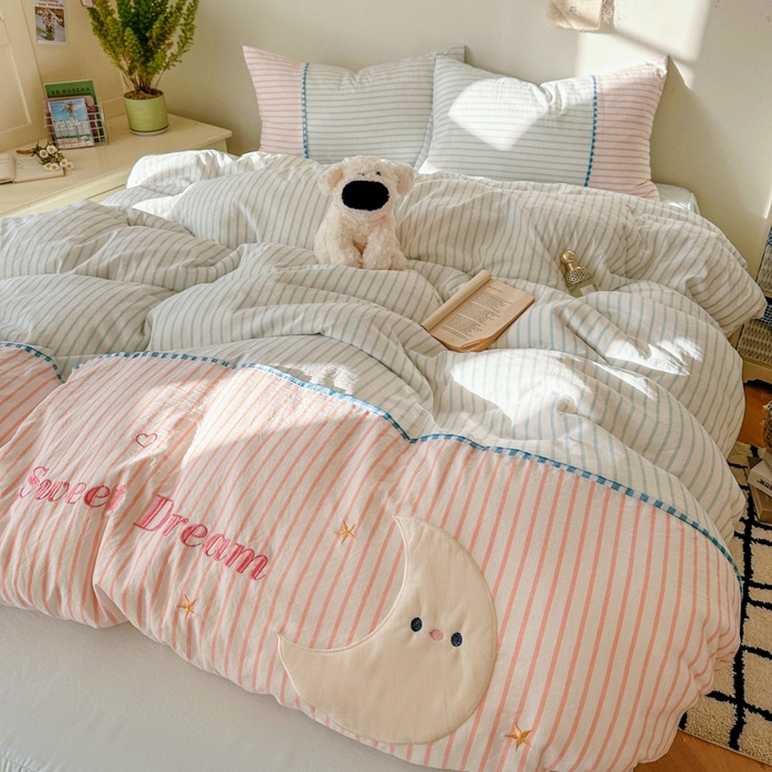 91家纺网 家纺一手货源 找家纺 贝凯瑞 2026款仿棉木棉水洗棉绣花ins小清新床裙床单款四件套-星月语 星月语-雾粉冰蓝