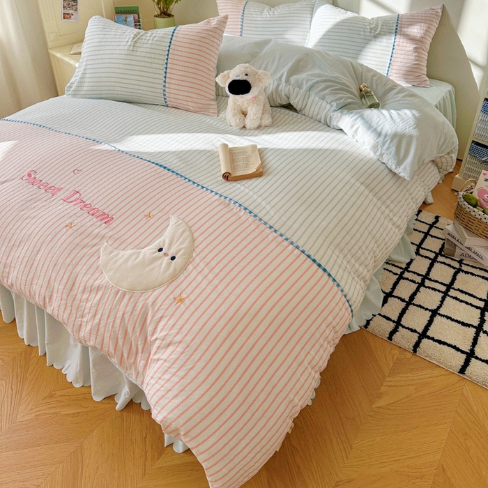 91家纺网 家纺一手货源 找家纺 贝凯瑞 2026款仿棉木棉水洗棉绣花ins小清新床裙床单款四件套-星月语 星月语-雾粉冰蓝