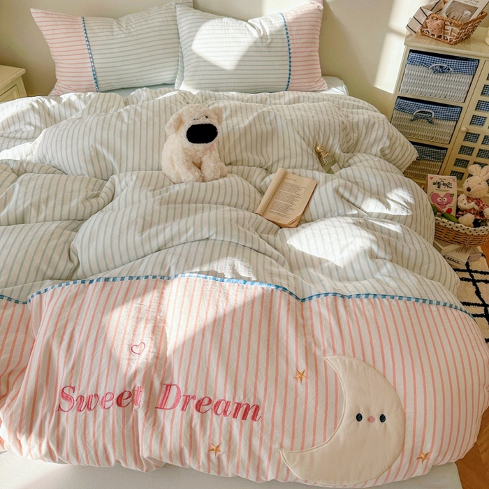 91家纺网 家纺一手货源 找家纺 贝凯瑞 2026款仿棉木棉水洗棉绣花ins小清新床裙床单款四件套-星月语 星月语-雾粉冰蓝