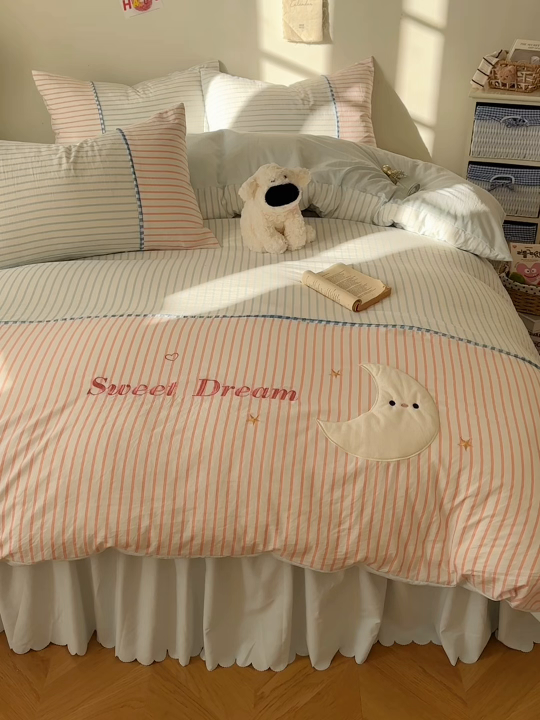 91家纺网 家纺一手货源 找家纺 贝凯瑞 2026款仿棉木棉水洗棉绣花ins小清新床裙床单款四件套-星月语 星月语-雾粉冰蓝