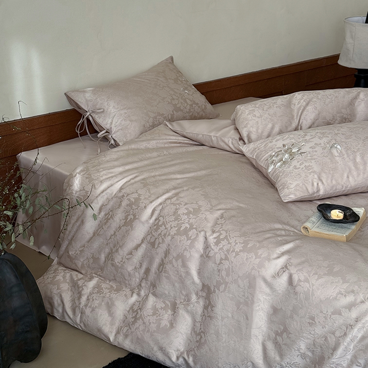 91家纺网 家纺一手货源 找家纺 鹿班家居 2026春季新品100S长绒棉提花刺绣系列四件套-花栖 标准会员-20元 花栖-粉色