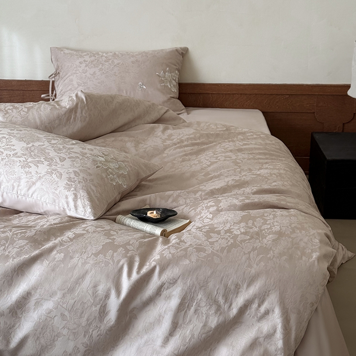 91家纺网 家纺一手货源 找家纺 鹿班家居 2026春季新品100S长绒棉提花刺绣系列四件套-花栖 标准会员-20元 花栖-粉色