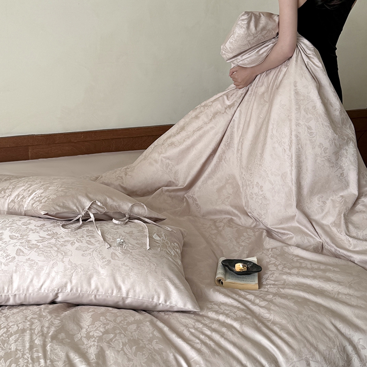 91家纺网 家纺一手货源 找家纺 鹿班家居 2026春季新品100S长绒棉提花刺绣系列四件套-花栖 标准会员-20元 花栖-粉色