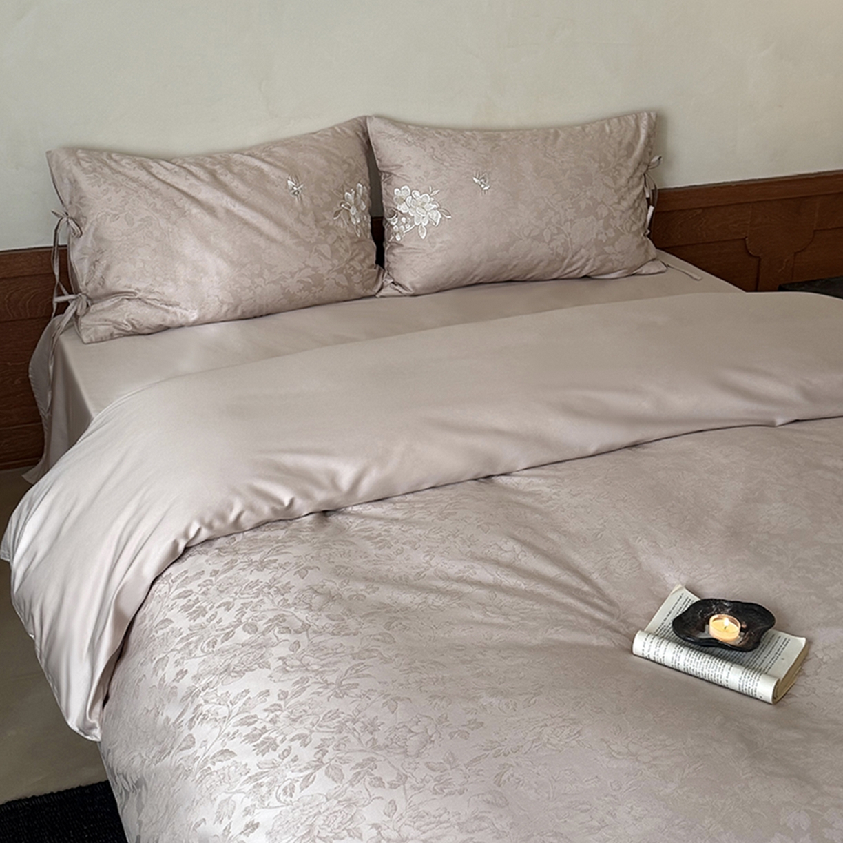 91家纺网 家纺一手货源 找家纺 鹿班家居 2026春季新品100S长绒棉提花刺绣系列四件套-花栖 标准会员-20元 花栖-粉色