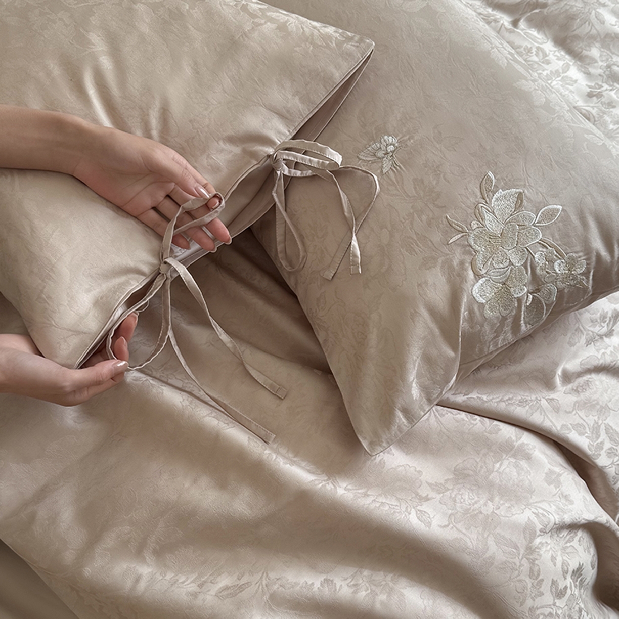 91家纺网 家纺一手货源 找家纺 鹿班家居 2026春季新品100S长绒棉提花刺绣系列四件套-花栖 标准会员-20元 花栖-粉色