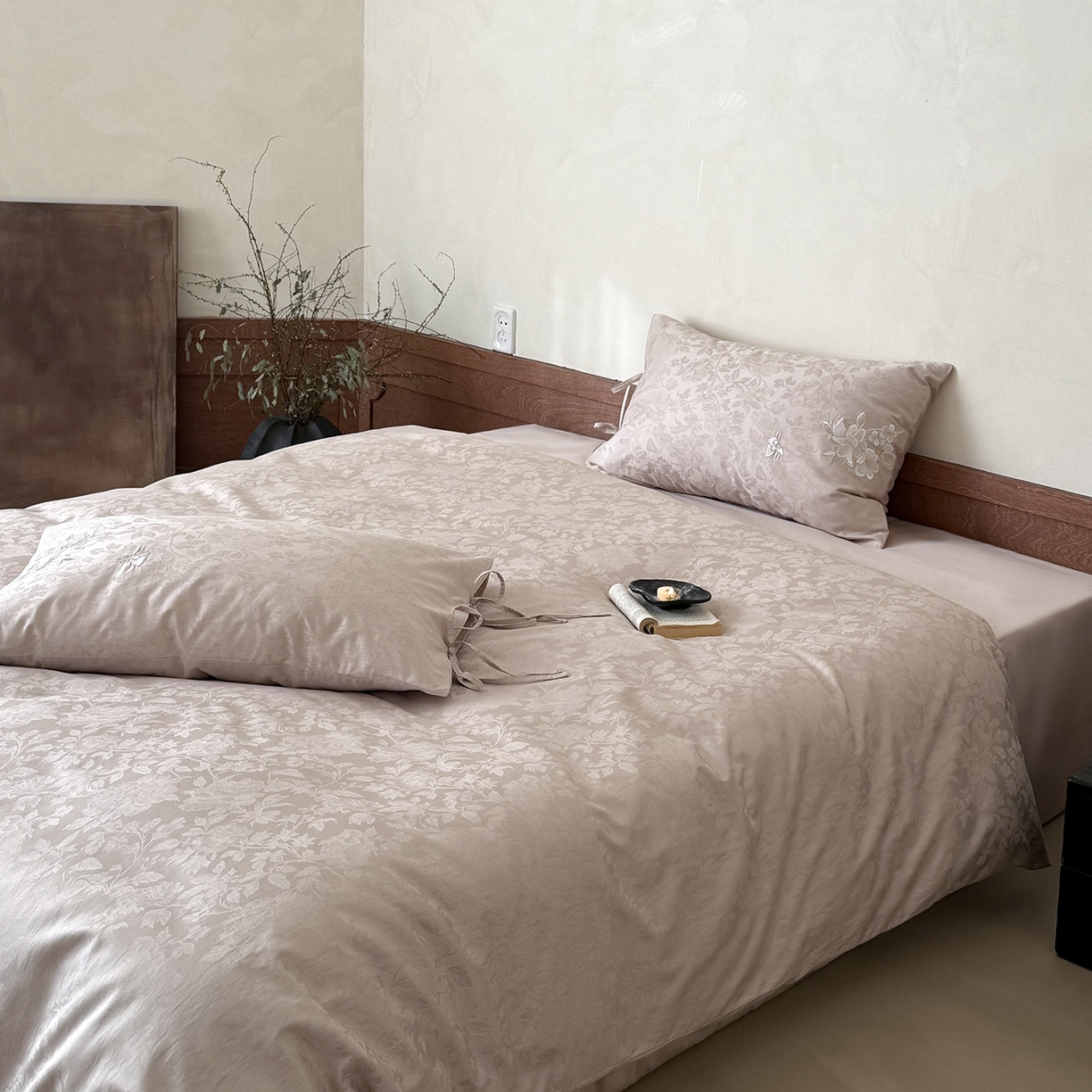 91家纺网 家纺一手货源 找家纺 鹿班家居 2026春季新品100S长绒棉提花刺绣系列四件套-花栖 标准会员-20元 花栖-粉色